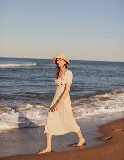 Este delicado vestido color nude (39.99 euros en Mango), una opción genial para sus actos oficiales de día durante los meses de calor.