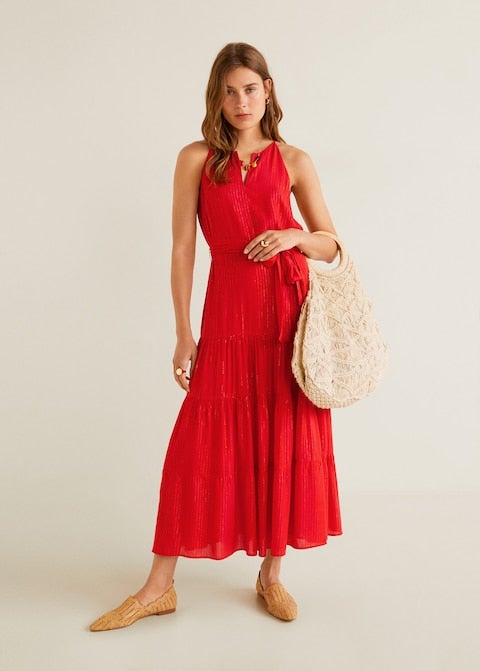 Este vestido rojo de cuello 'halter', una de las alternativas 'low cost' que le dimos hace unos días para  copiar su vestido (carísimo)  de Ferragamo. Su precio en Mango es de 49.99 euros.