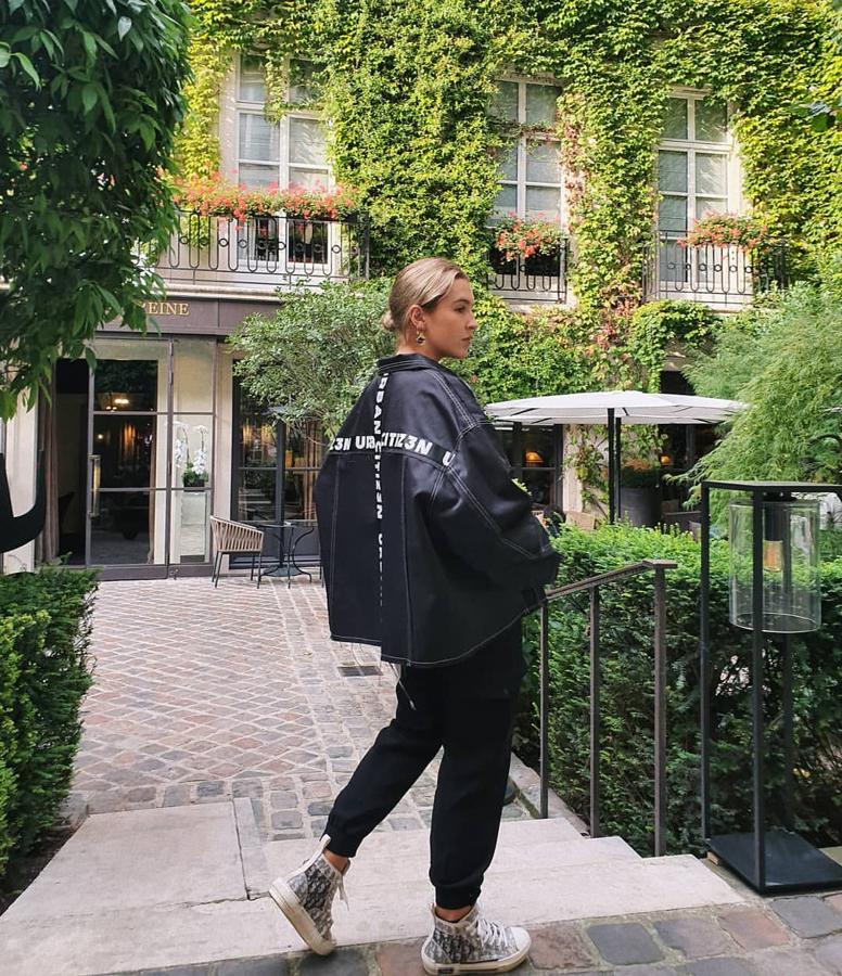 Alba Díaz demostró que la colección de hombre de Zara también es una buena opción y lo hizo con esta cazadora de efecto piel.