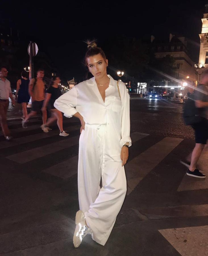 Alba Díaz nos enamoró con  este conjunto lencero  de Hous of CB. Un pantalón y camisa fluida que combinó con sneakers blancas.