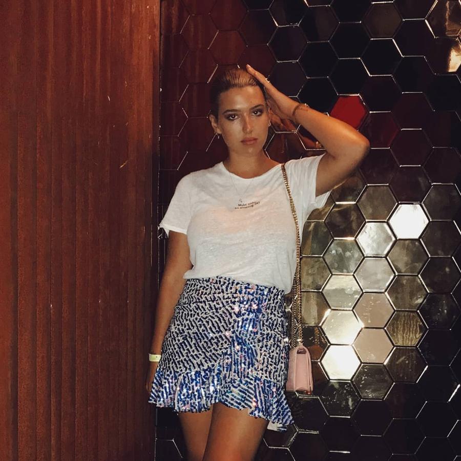 Enamoradas nos quedamos al ver la  falda de lentejuelas  de la nueva colección de Zara que tiene Alba Díaz.