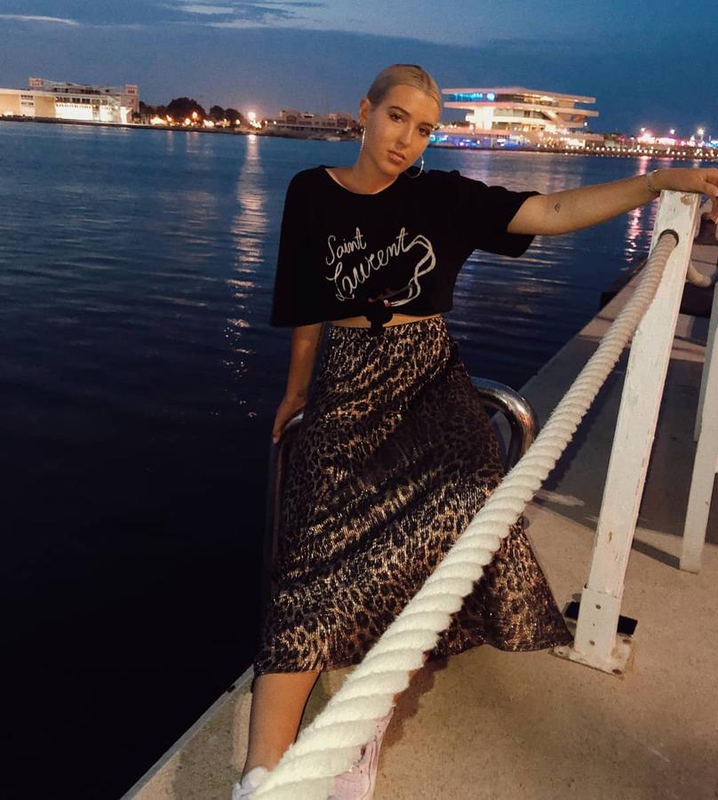 Esta f alda de Zara de estampado de leopardo  de lentejuelas fue una de las prendas más deseadas. Vicky Martín Berrocal se hizo con ella y Alba Díaz también la utiliza con una camiseta negra.