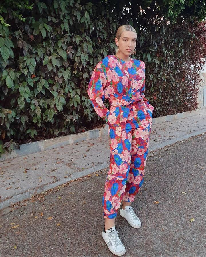 alba Díaz se atrevió con uno de los conjunto más imposibles de Zara y lo conjuntó con snakers blancas.