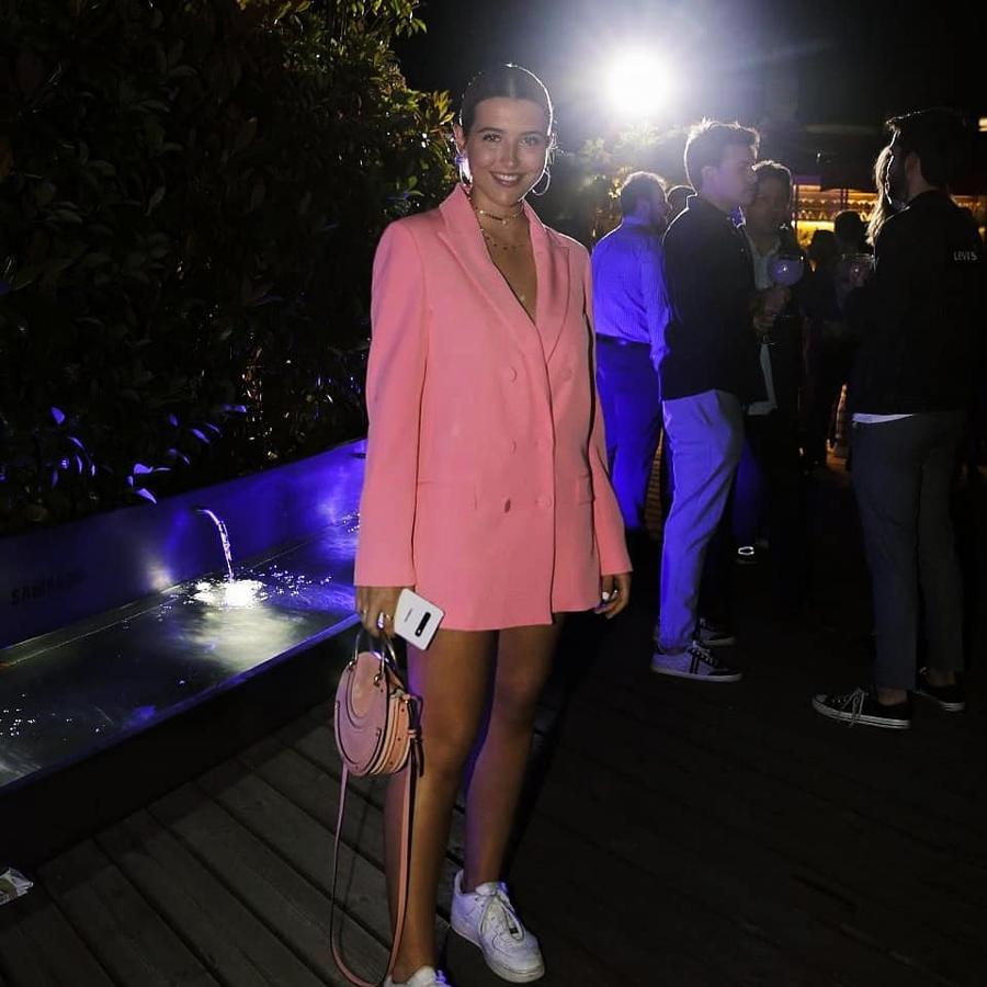 Así de ideal fue Alba Díaz a un evento: con un vestido blazer rosa de Imperial Fashion.