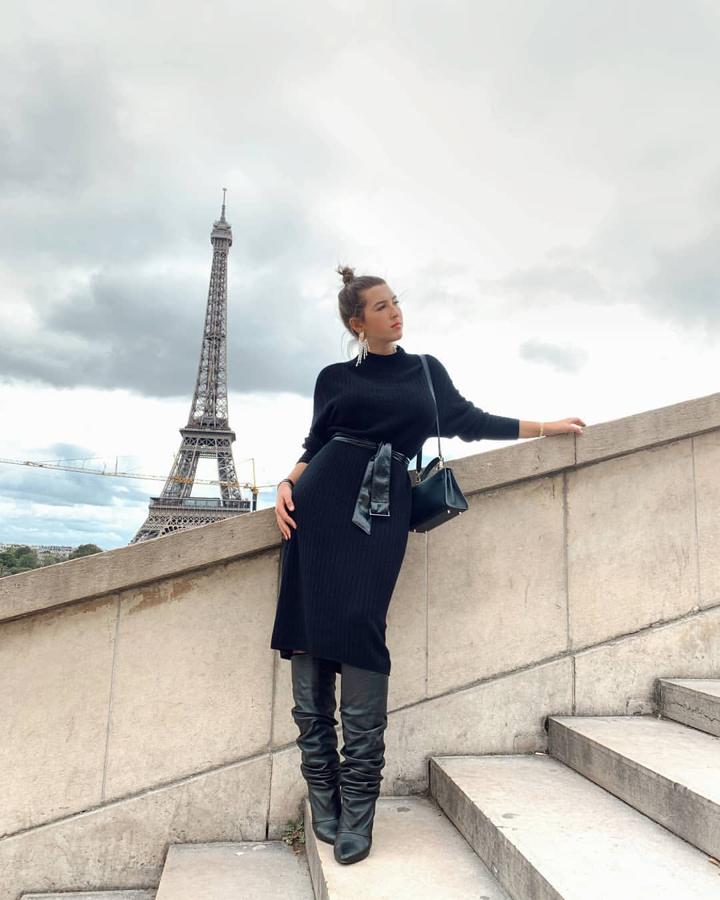 Alba Díaz se unió a la tendencia de punto con este vestido midi de Massimo Dutti y botas de Zara.