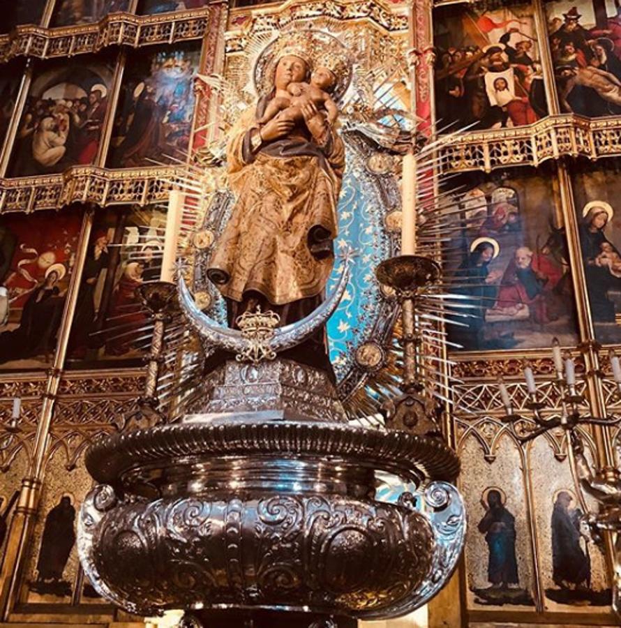 La actriz norteamericana no dudo en visititar uno de los lugares más importantes de la ciudad: La catedral de la Almudena, desde donde compartió su admiración con todos sus seguidores.