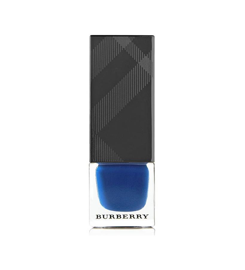 La marca presenta una colección de esmaltes inspirados en su distintiva paleta de colores de moda de sus desfiles. Este tono imita el color de sus clásicos pantalones con tejido denim. Con un acabado brillante, el suave color azul brilla durante días gracias a la fórmula de larga duración. Color: Imperial Blue No 429. (20 €).