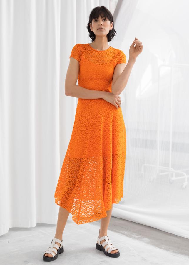 El naranja es uno de los colores de la temporada. Este vestido de bajo asimétrico y tejido de encaje cuesta 50 euros. Antes costaba 99.
