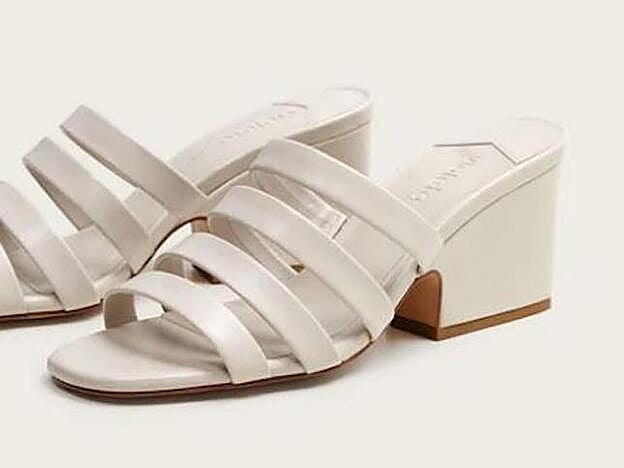 Sandalias tiras de piel con tacón tipo cuña. (49,99 euros).
