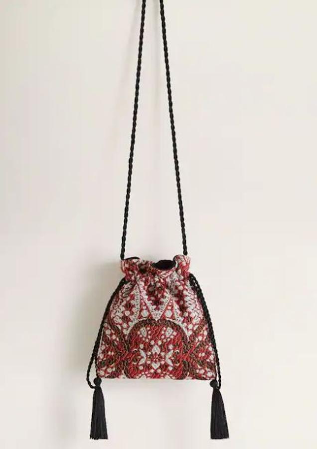 El más hippie de nuestra selección, en tonos granate y negro, con asa de cordón, es un modelo de Mango (19,99 euros).