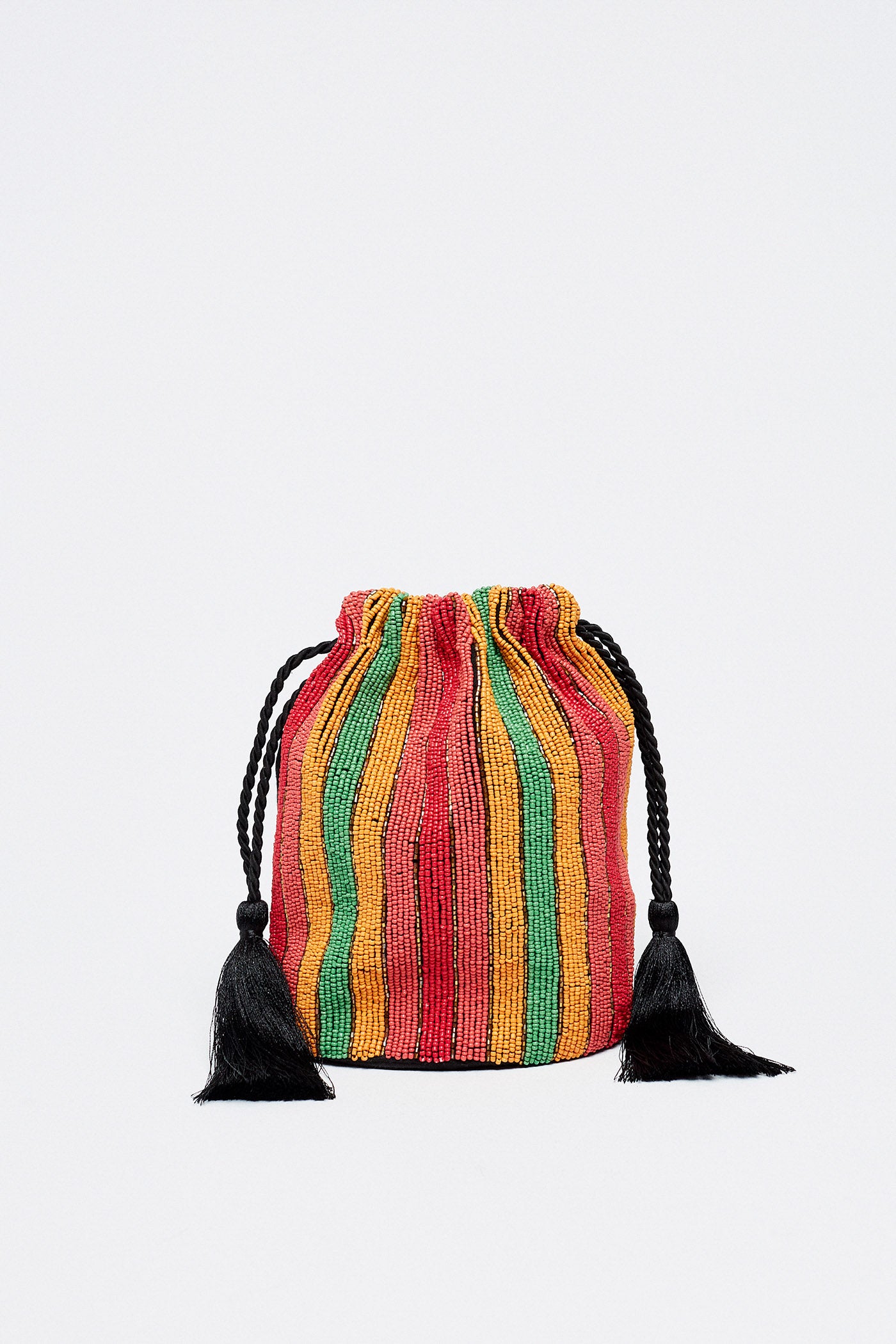 A pesar de estar cuajado de avalorios de colores, este modelo de Sfera es uno de los más informales. Su carácter étnico lo convierte en el accesorio ideal para un vestido boho (15,99 euros).