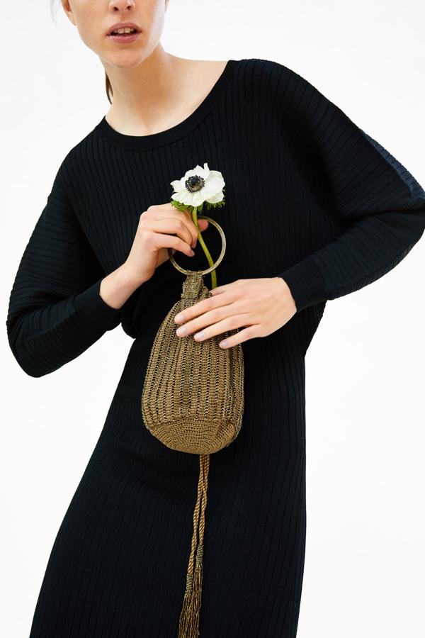 De inspiración vintage, parece sacado directamente del armario de tu abuela fashion. Su única asa redonda metálica lo hace así de especial (39,95 euros).