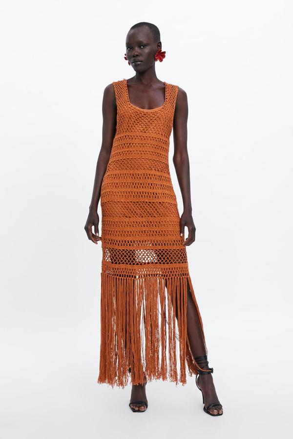 Vestido crochet con tirantes anchos y bajo con flecos en color naranja, 39,95 euros.