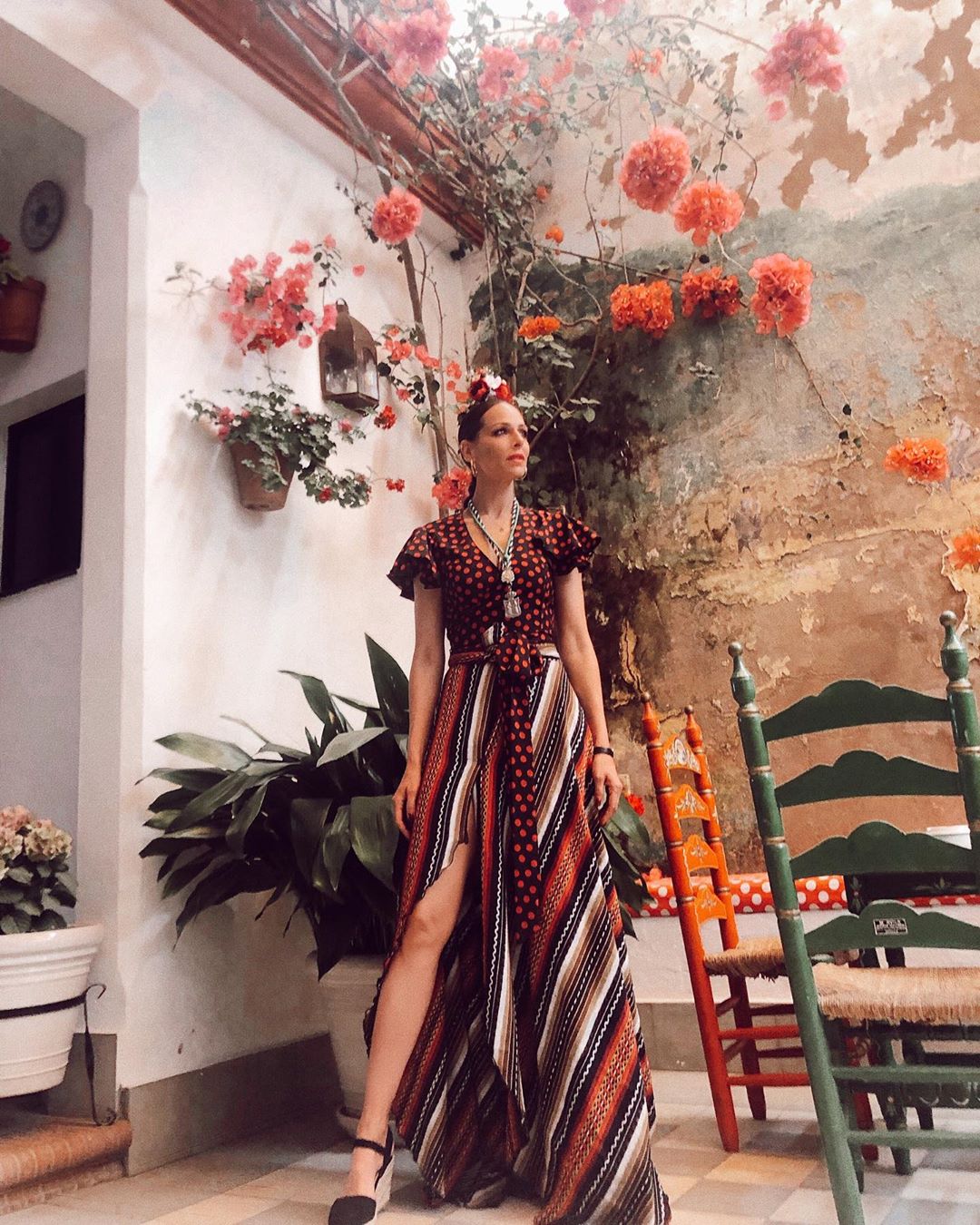 Eva González ha lucido un original traje diseñado por su amigo Cristo Báñez, que en tonos arena combina estampado de lunares con detalles geométricos. A sus pies, las clásicas alpargatas de cuña típicas de los looks rocieros.