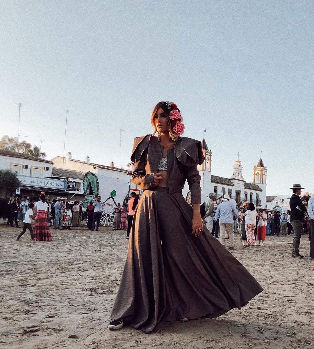 Madame de Rosa ha sido, sin duda, la mujer con el estilo más rompedor y original este año en El Rocío, como demuestra un traje como este con falda y torera a juego combinado con un llamativo crop top joya, una creación de Cristo Báñez.