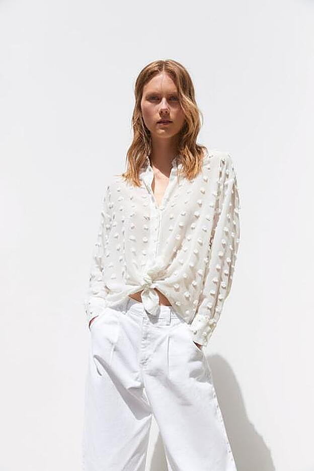 Camisa semitransparente de cuello solapa y manga larga con lunares deshilachados, 25,95 euros.