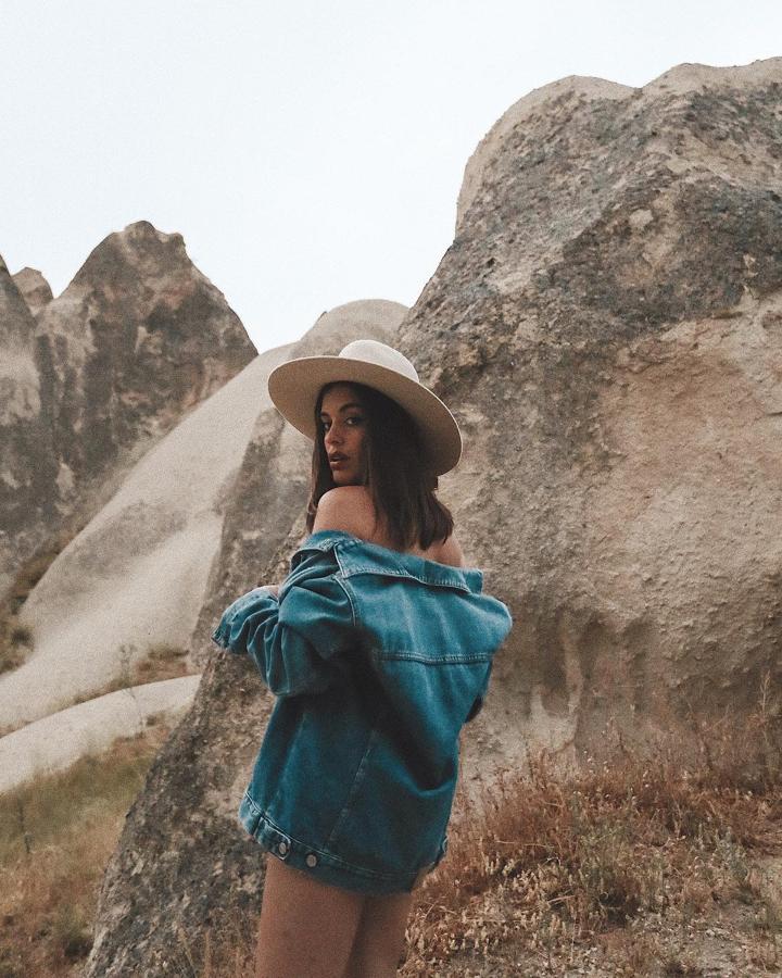 Dulceida optó por un sombrero para hacer turismo y lo conjuntó con una cazadora oversize vaquera.