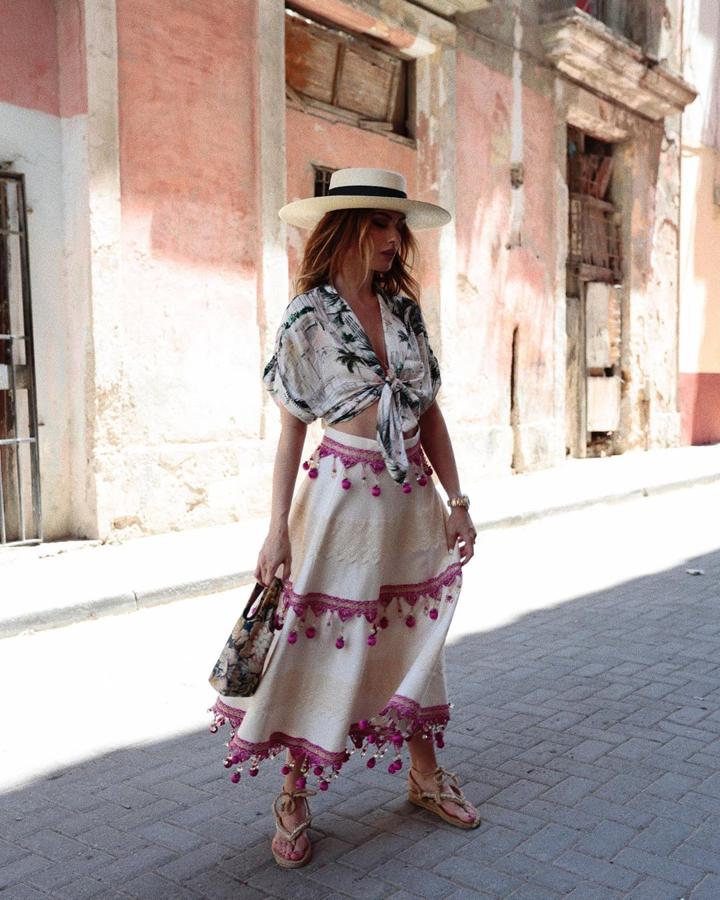 Madame de Rosa se hizo con un sombrero para pasear por las calles de La Habana y lo conjuntó con esta falda larga y un top con nudo en el pecho.