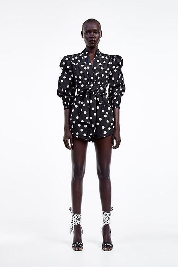 El mono corto de lunares que mejor sienta de Zara y que está arrasando entre las influencers. (49,95 euros).