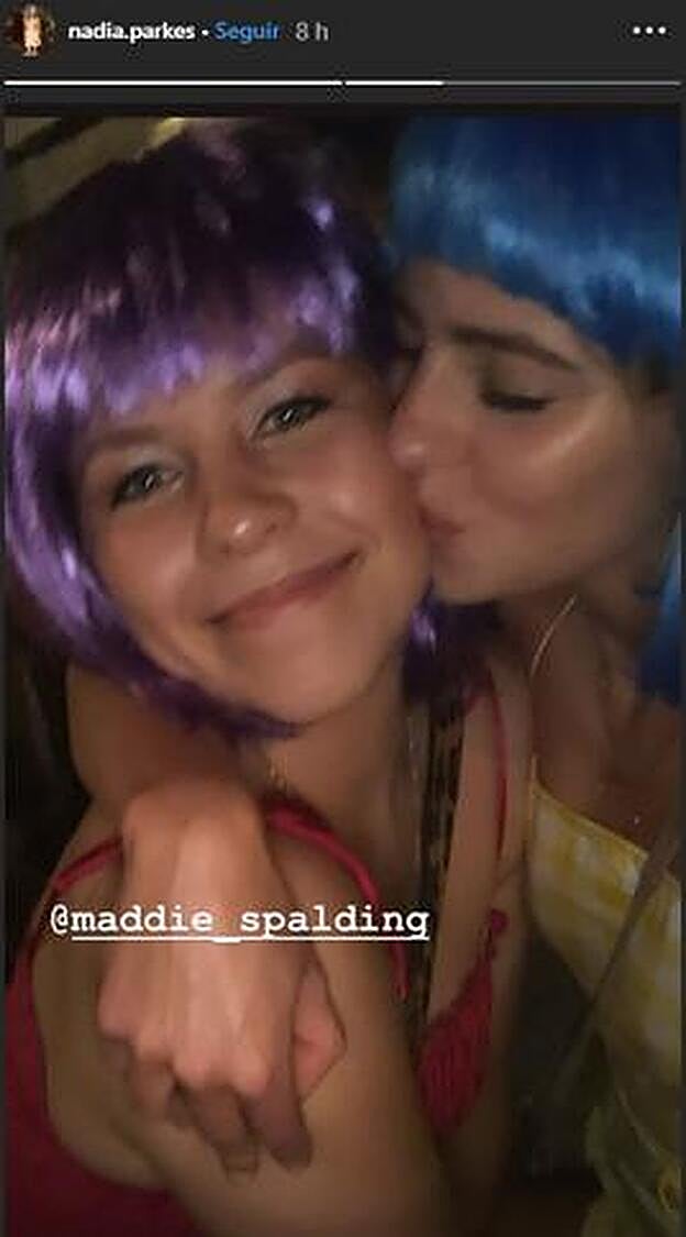 Nadia Parks y Maddie Spalding se fotografían de fiesta.