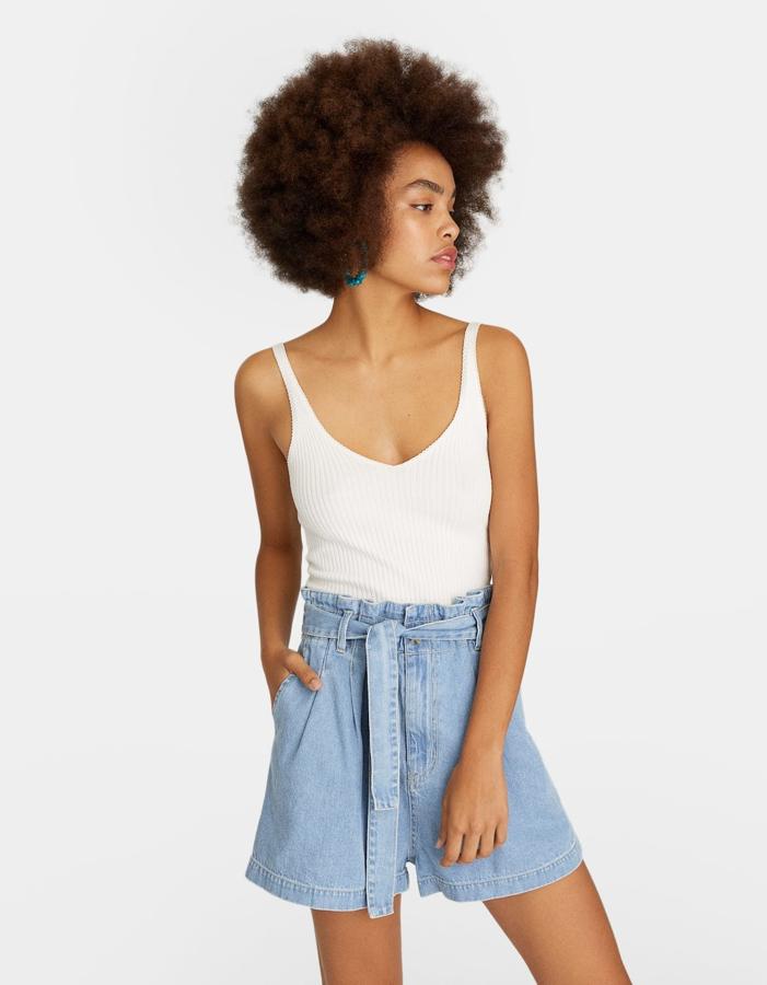 Los shorts 'paper bag' en versión dénim son perfectos para marcar nuestra silueta, afinar la cintura y disimular las caderas y los muslos. Precio: 17.99 euros en Stradivarius.
