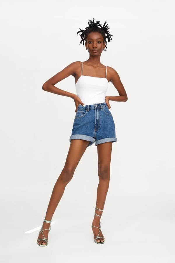 Los shorts con vuelta en el bajo nos permiten elegir el largo de nuestros pantalones en función de qué parte de nuestra pierna queramos realzar... o tapar. Estos de Zara cuestan 19.95 euros.