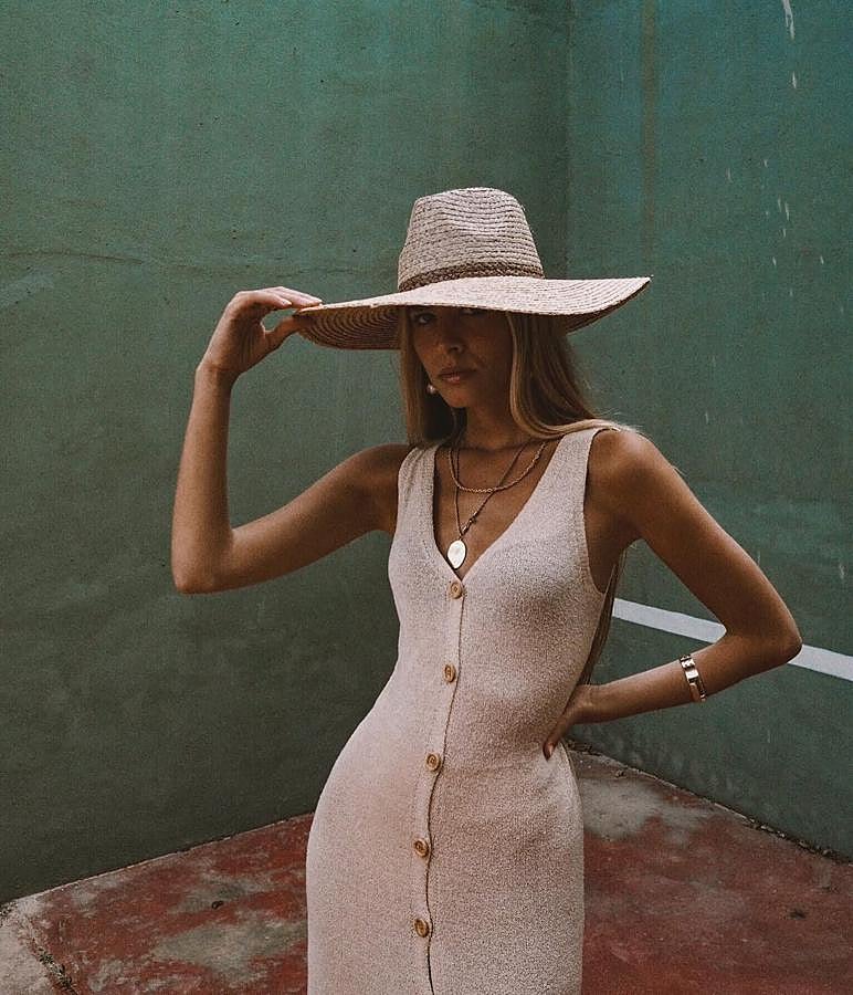 El modelo de sombrero más original lo ha llevado Teresa Andrés con este vestido de Lefties.