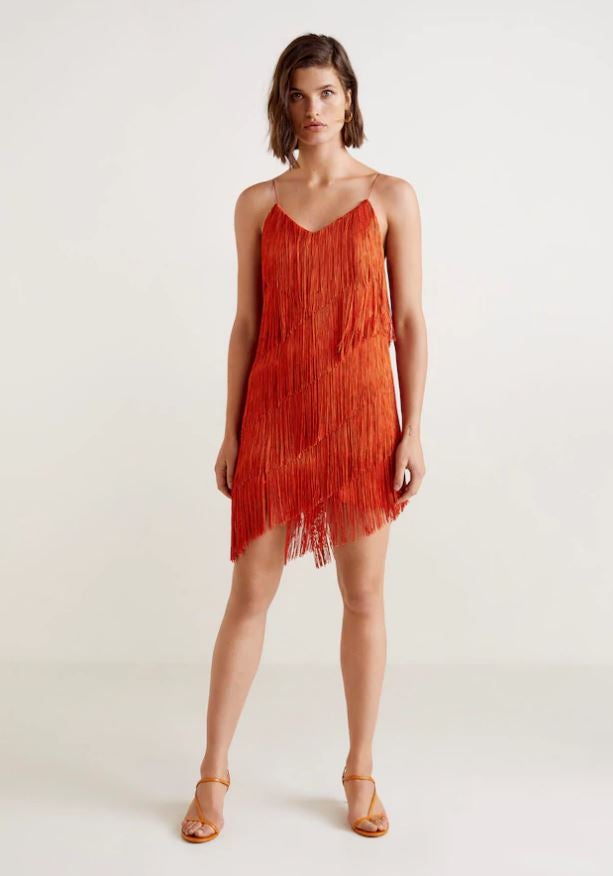 Este vestido de flecos (y su versión en color mostaza) de la  Gala Colection de Mango  ha causado sensación. Cuesta 59.99 euros.