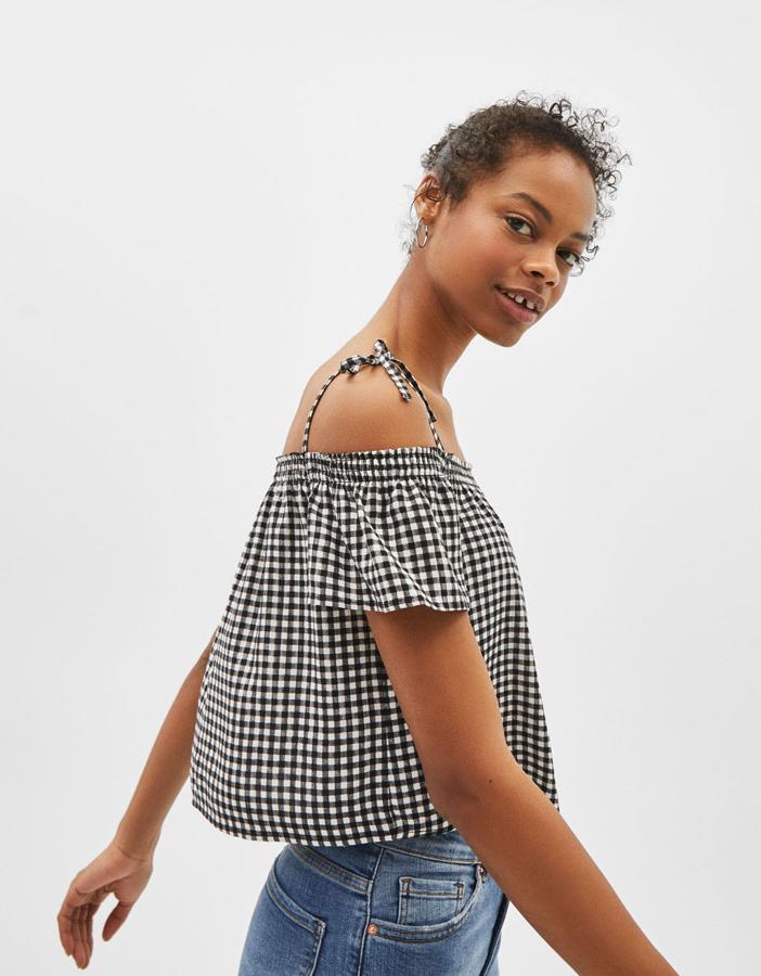 Blusa tipo mesonera con estampado de cuadros, 9,09 euros.