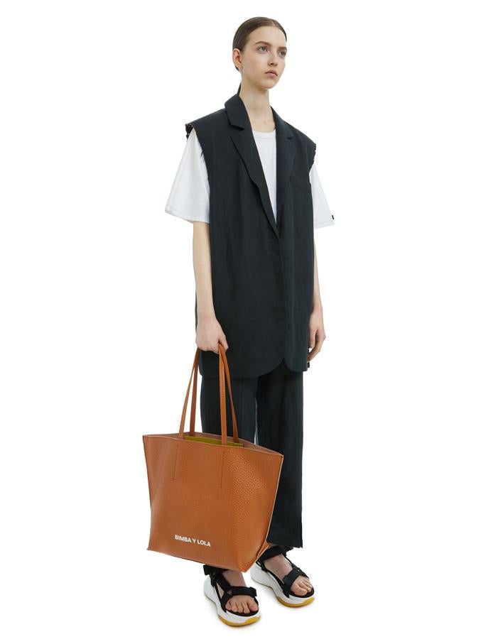 Este bolso maxi shopper en color cuero pasa de 235 a 141 euros en las rebajas de verano de Bimba y Lola.