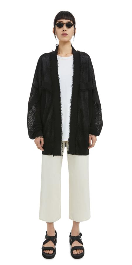 Esta original chaqueta negra oversize pasa de 175 a 87 euros en las rebajas de verano de Bimba y Lola.