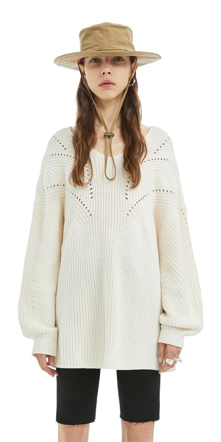 Este jersey de punto oversize en color crudo pasa de 105 a 52 euros en las rebajas de verano de Bimba y Lola.