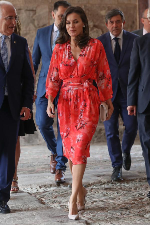 La Reina lució en La Rioja el mismo vestido que estrenó el verano pasado en Mallorca en su primer duelo de estilo con Begoña Gómez. Es  estampado, de Adolfo Domínguez  y, por supuesto, tiene un lazo que remarca la cintura.