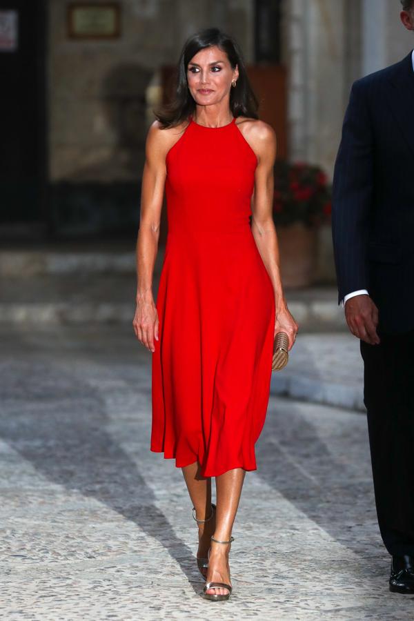 La Reina ha estrenado en la  cena de gala con las autoridades baleares en el Palacio de la Almudaina  un maravilloso vestido rojo con escote halter de diseñador, aún, desconocido.