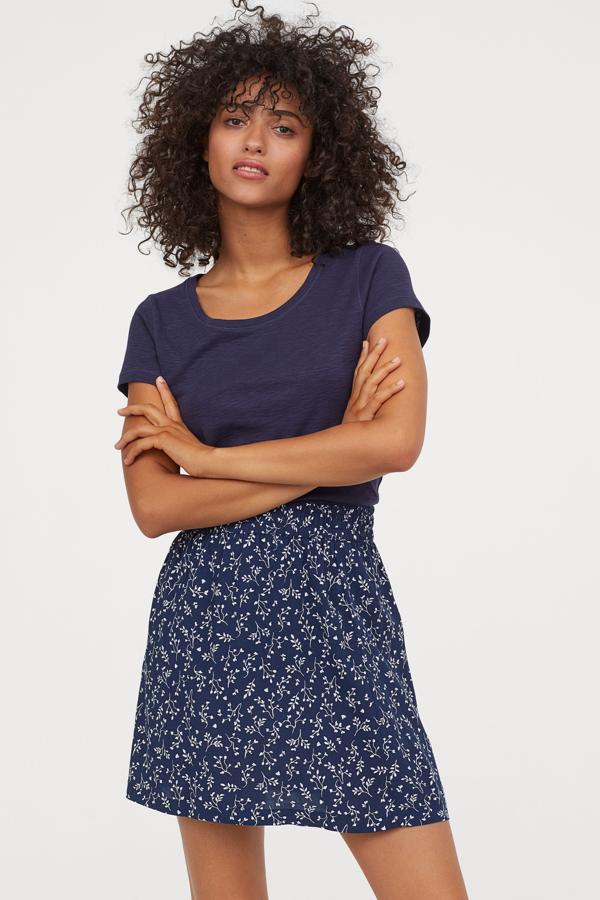 veces las faldas más sencillas consiguen los looks más eficaces. Esta en azul marino con florecillas en blanco será tu mejor aliada para ir a la playa. En H&M por 14,99 euros.