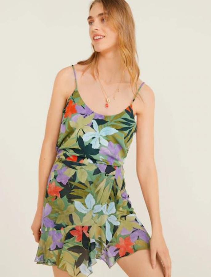 En Mango son más de estampado tropical y esta, que tiene el top a conjunto, es una de las mejores y más veraniegas opciones (19,99 euros).