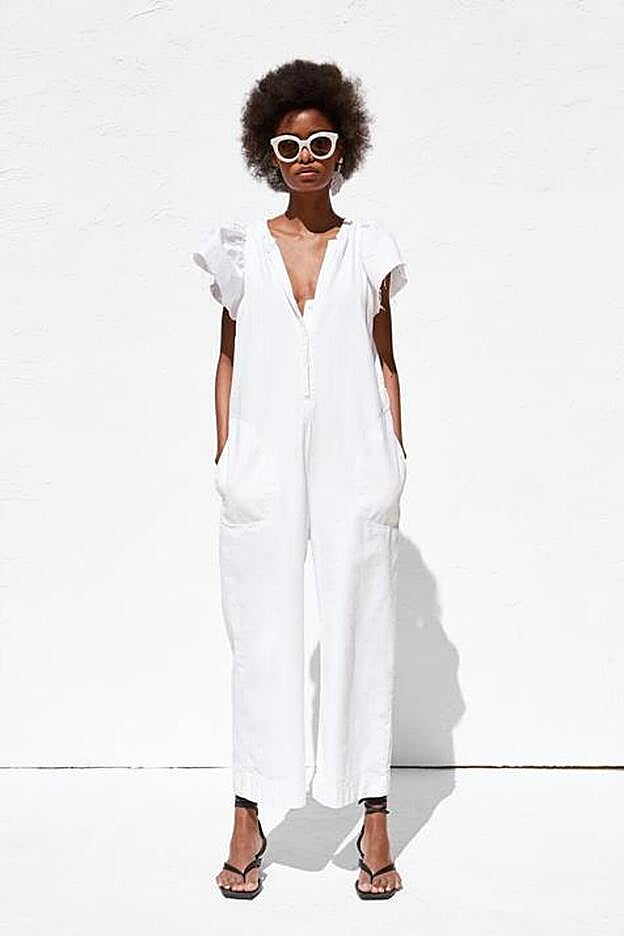 Mono largo de escote pico y manga corta acabada en volante, 39,95 euros.