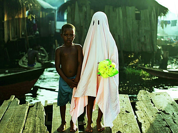 En la serie Esto es lo que hizo el odio (2014) partía de un cuento de Amos Tutuola, Mi vida en la maleza de los fantasmas. La iconografía del fantasma occidental contrasta con unas escenas cotidianas en una barriada de Lagos (Nigeria), cargadas de belleza y magia.