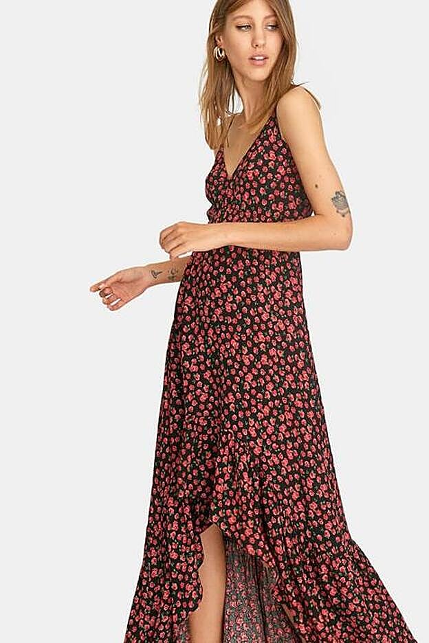 Vestido de tirantes con volante y abertura en el bajo de Stradivarius.