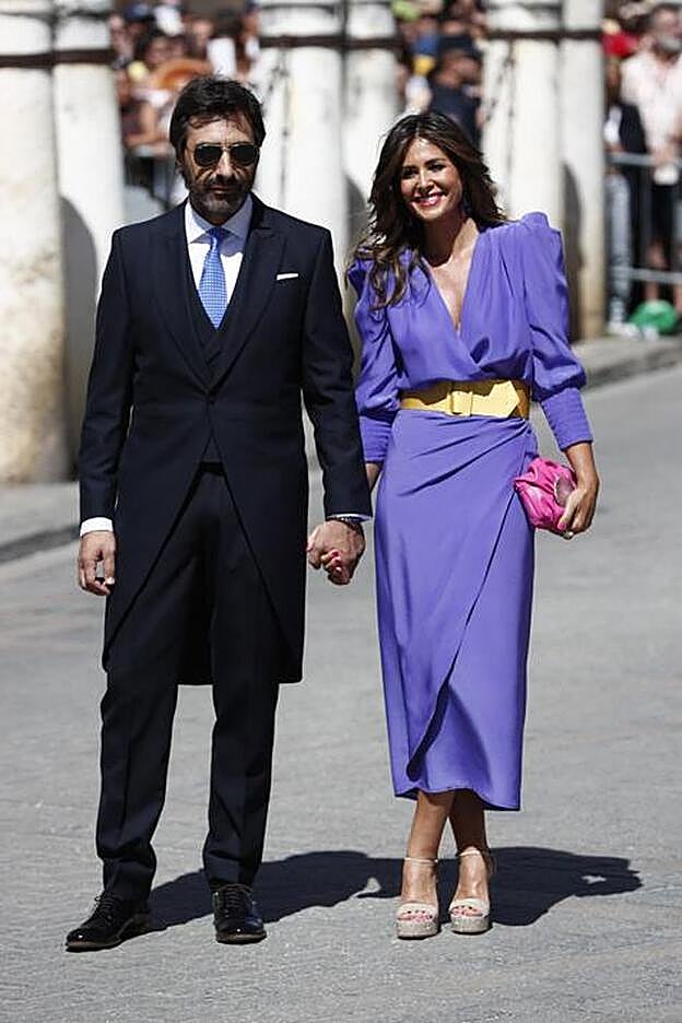 Nuria Roca y su marido Juan del Val durante su llegada a la boda de Pilar Rubio y Sergio Ramos.