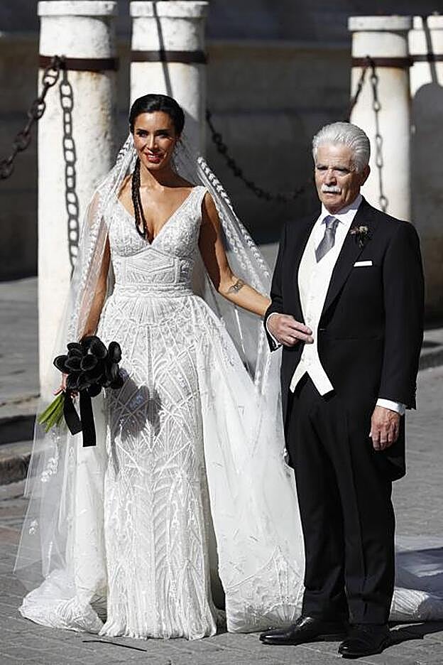 El vestido de novia de Pilar Ribio, con velo y sobrefalda.