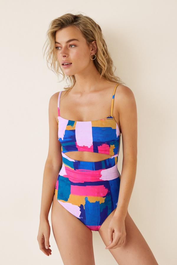 Con una abertuar estratégica debajo del pecho para un "efecto bikini", este modelo tiene un estampado 'arty' muy favorecedor (35,99 euros).