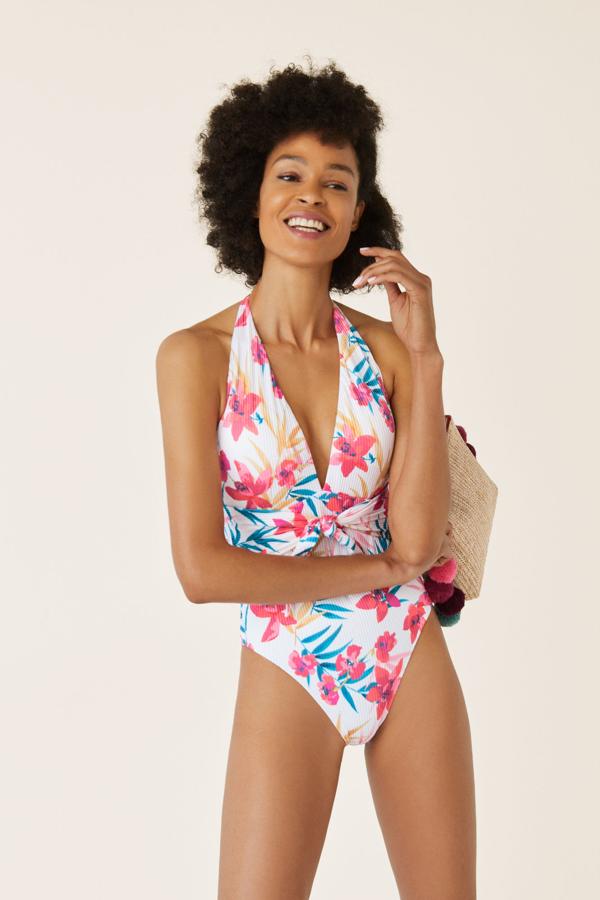 En tejido de canalé, con escote pronunciado en pico y un nudo a la altura de la cintura para marcar la silueta (30,99 euros).