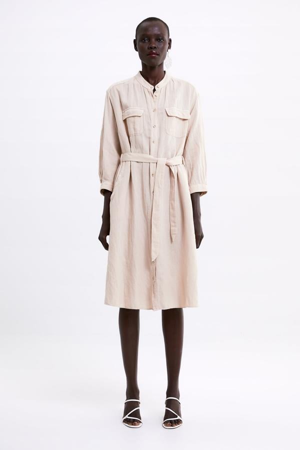 Los Special Prices de la firma de Inditex siempre nos dan un alegría. Este vestido camisero de lino, perfecto para ir a la oficina, costaba 29,95 en la colección y ahora lo han dejado en 15,99 euros antes de las rebajas de Zara.