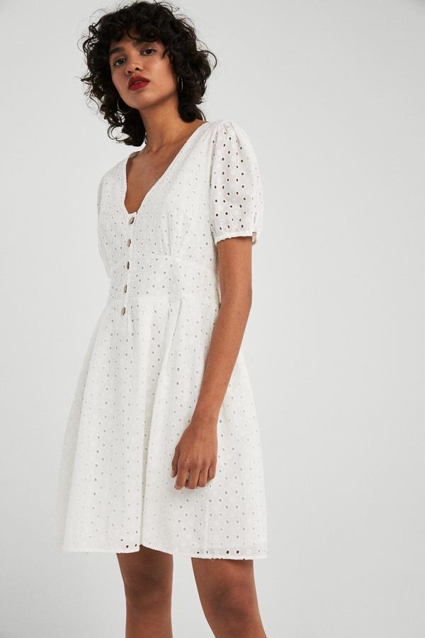 Mini vestido blanco de encaje inglés. Su precio con descuento pasa de 29.99 a 19.99 euros antes de las rebajas de verano de Springfield.