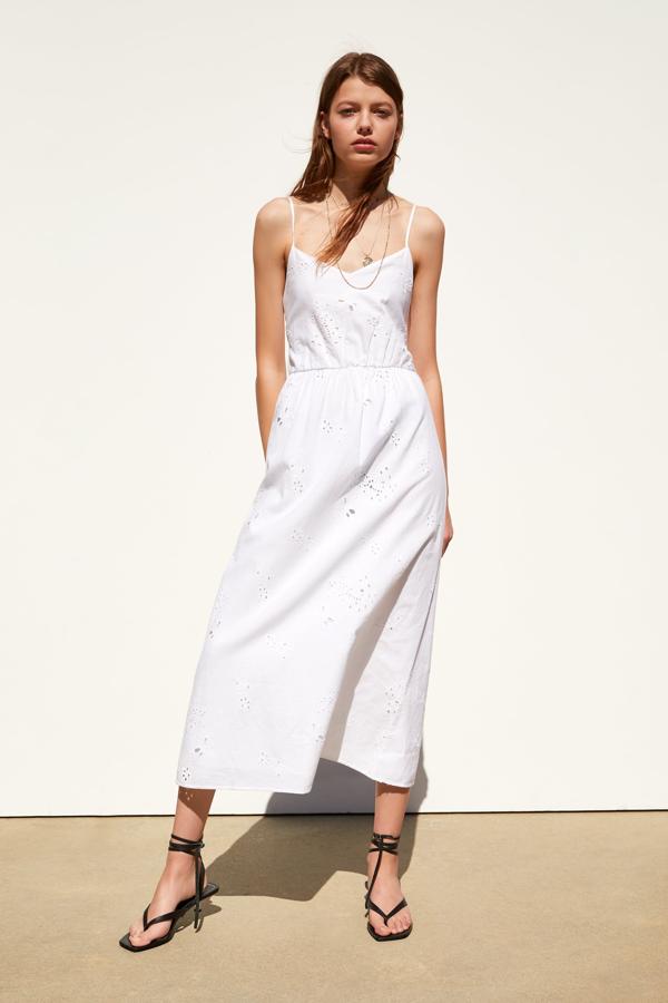 Este vestido midi blanco con detalles de encaje inglés perforado está en promoción en los Special Prices de Zara por 19.99 euros.