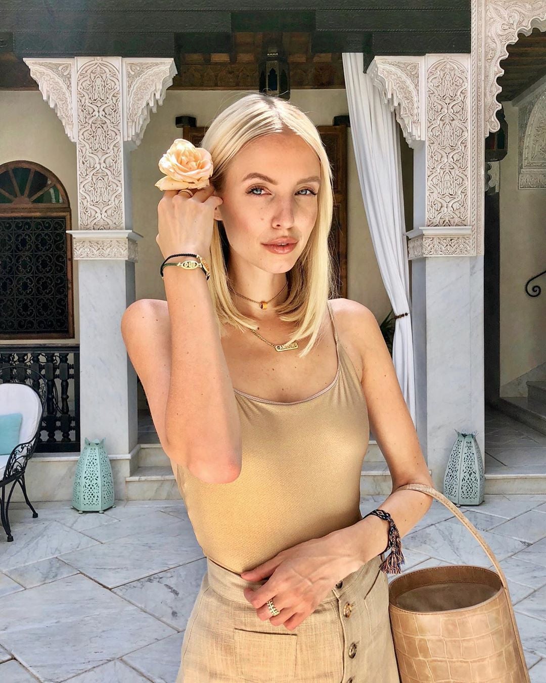 La melena midi ligeramente por debajo de los hombros es un clásico que nunca pasa de moda. Es sofisticado y súper fácil de peinar.