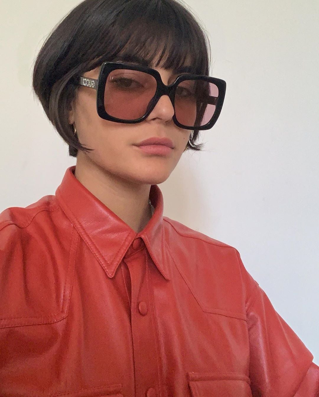 ¿Por qué no arriesgar como la influencer María Bernad? Dale una nueva vida a tu melena con este corte mini capeado con flequillo recto que aporta un volumen extra.