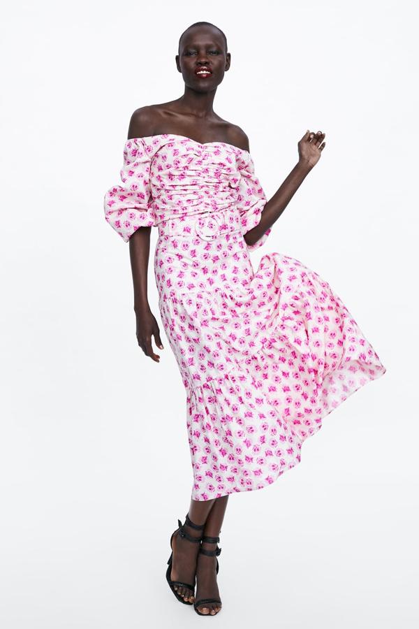 una falda que atrae todas las miradas por su volumen y por su estampado, de llamativas flores rosas. Lleva un cinturón forrado a tono con una gran hebilla redonda (Zara, 39,95 euros).
