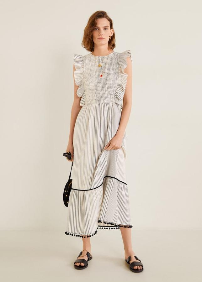 Uno de los vestidos más bonitos de la nueva colección de Mango, gracias a un tejido de algodón de rayas y a un diseño lleno de detalles (39,99 euros). Lleva cuello redondo, manga corta con volante, un panel fruncido y una falda acampanada y midi. Atención a los pompone sen el bajo. Es sensacional.